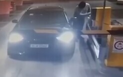 Robber pays for parking