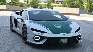 Police supercar arresting sight